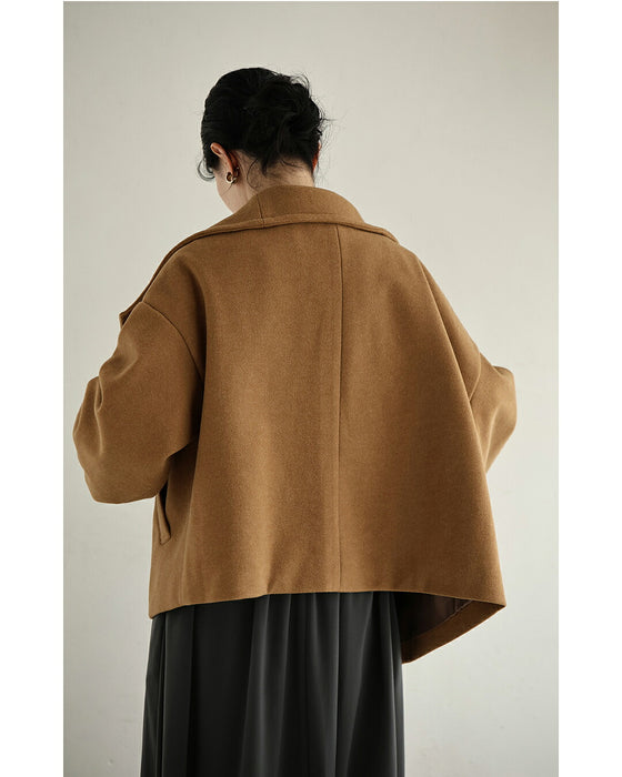 立体襟で見せる上品コート