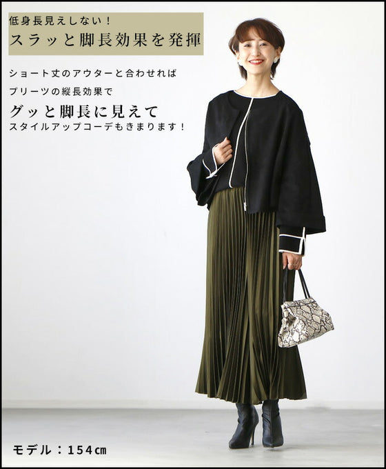 Shiny pleated pants to elevate your outfit