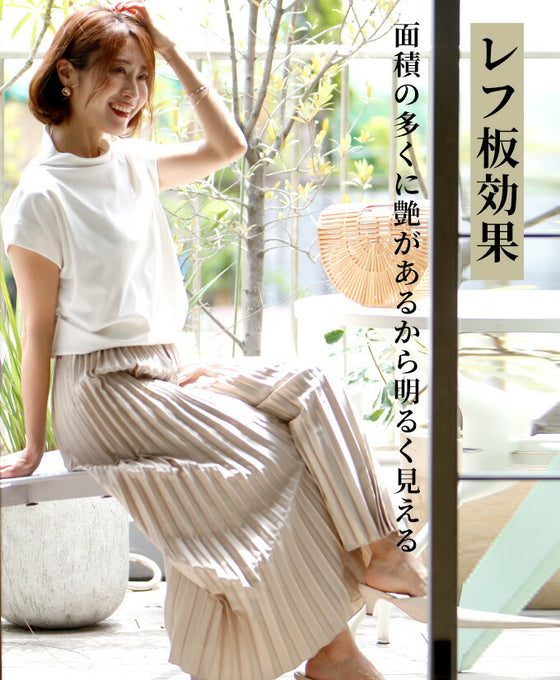Shiny pleated pants to elevate your outfit