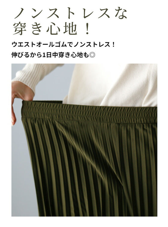 Shiny pleated pants to elevate your outfit