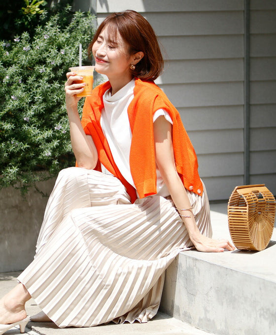 Shiny pleated pants to elevate your outfit