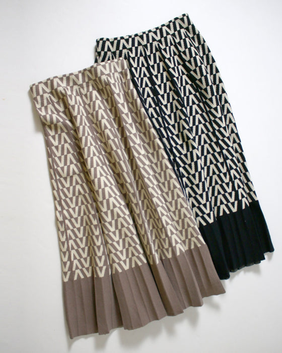 可愛いくて機能的!大人の印象柄ニットロングスカート