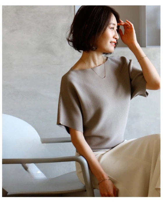 Tops that match skirts to create a slim waist