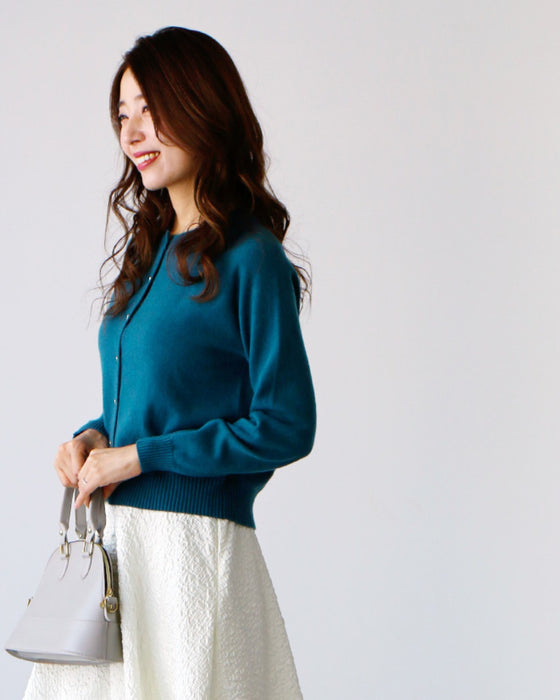 さりげなさが大人。ちょっと可愛いハートボタンカーデ