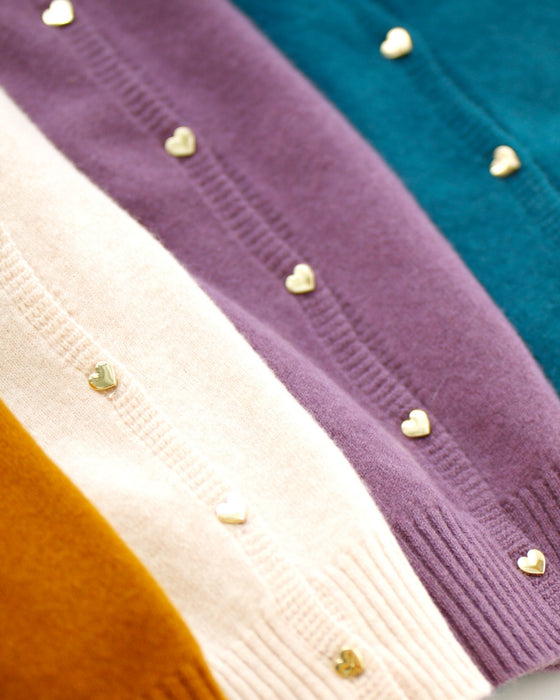 さりげなさが大人。ちょっと可愛いハートボタンカーデ