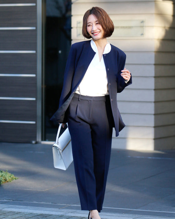 女性らしく細く見せるペプラムスーツ