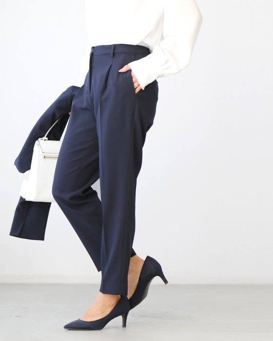 女性らしく細く見せるペプラムスーツ
