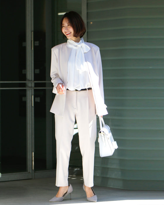 女性らしく細く見せるペプラムスーツ