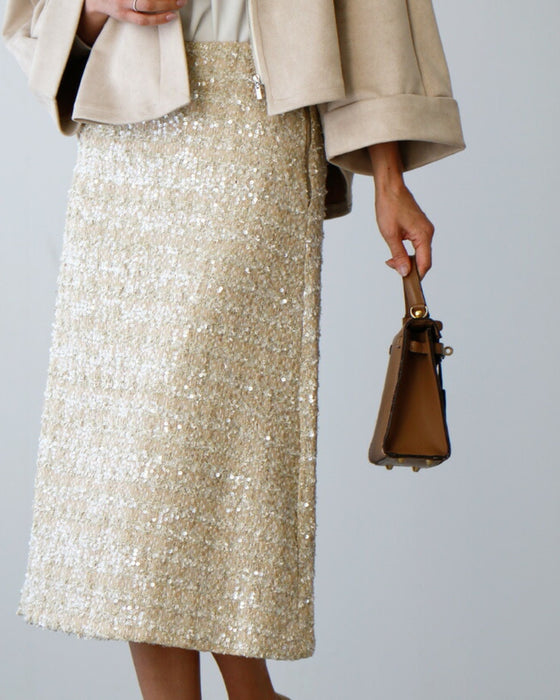 一気に旬顔に。華やかに映えるスパンコールスカート