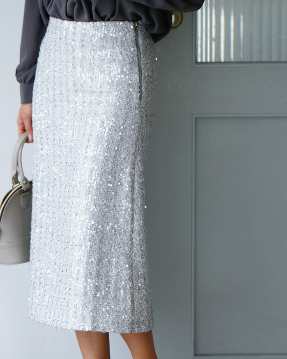 一気に旬顔に。華やかに映えるスパンコールスカート