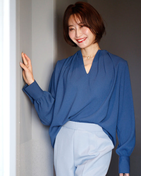 Clean around the face! Beautiful décolletage skipper blouse
