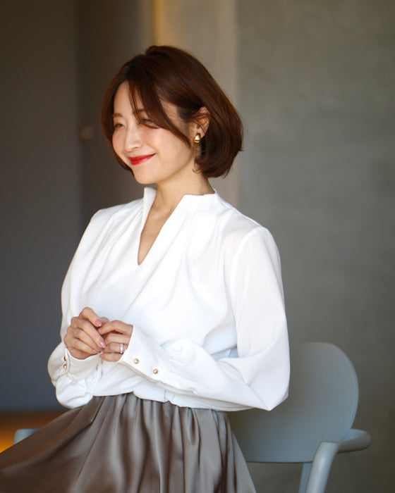 Clean around the face! Beautiful décolletage skipper blouse