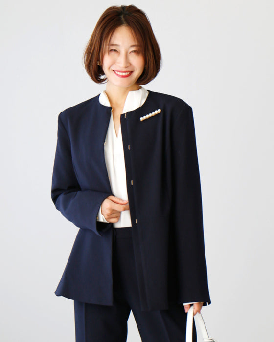 Clean around the face! Beautiful décolletage skipper blouse
