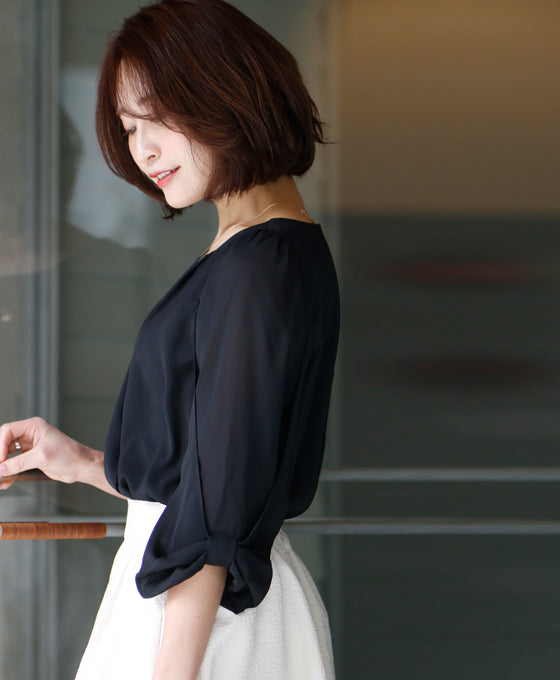 A soft, slightly sweet twisted sleeve blouse that can be worn without tucking it in!
