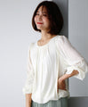 A soft, slightly sweet twisted sleeve blouse that can be worn without tucking it in!