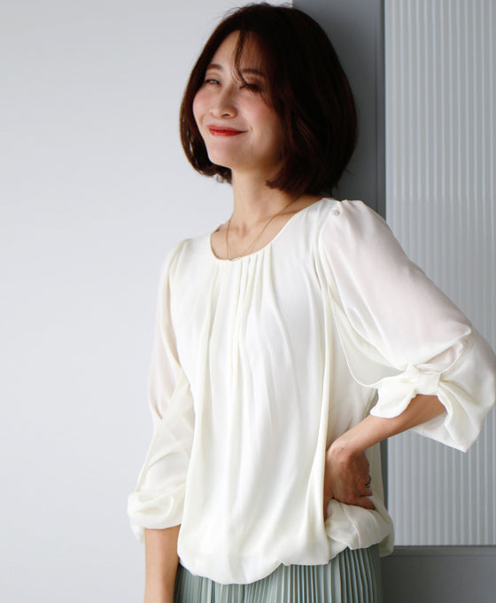 A soft, slightly sweet twisted sleeve blouse that can be worn without tucking it in!
