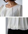 A soft, slightly sweet twisted sleeve blouse that can be worn without tucking it in!