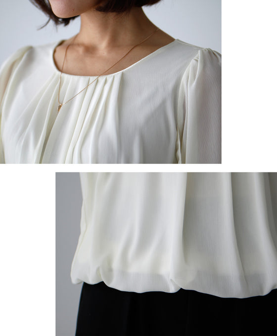 A soft, slightly sweet twisted sleeve blouse that can be worn without tucking it in!