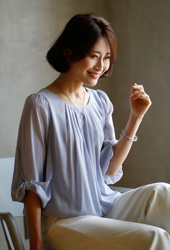 A soft, slightly sweet twisted sleeve blouse that can be worn without tucking it in!
