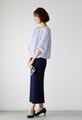 A soft, slightly sweet twisted sleeve blouse that can be worn without tucking it in!