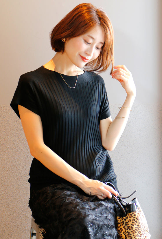 夏の制服に ずっと着ていたいサラッと涼ニット