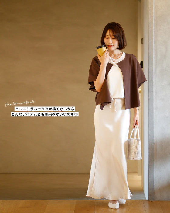 A simple yet elegant addition to your summer outfit: a gilet jacket