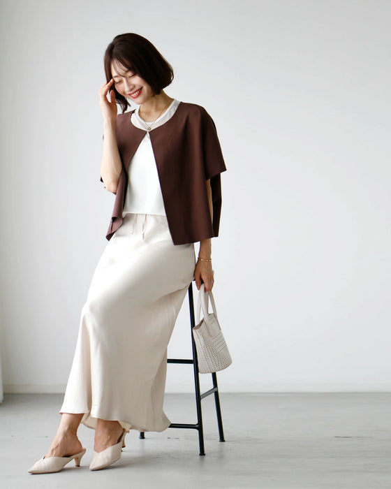 A simple yet elegant addition to your summer outfit: a gilet jacket