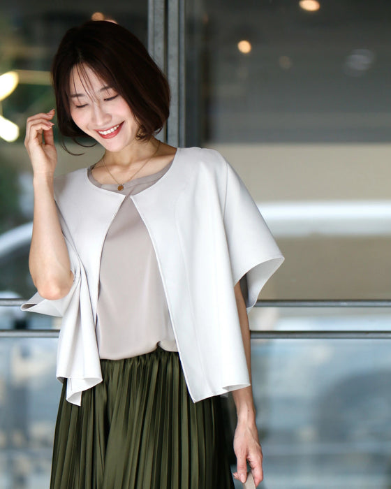 A simple yet elegant addition to your summer outfit: a gilet jacket