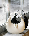 Lightweight and stylish! A moon-shaped mini shoulder bag that can be worn like an accessory