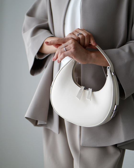 Lightweight and stylish! A moon-shaped mini shoulder bag that can be worn like an accessory