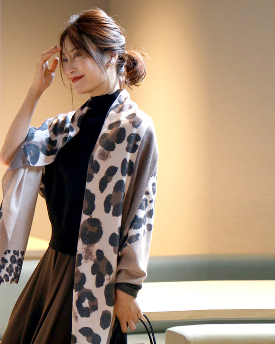 Look stylish! How to wrap a leopard print scarf