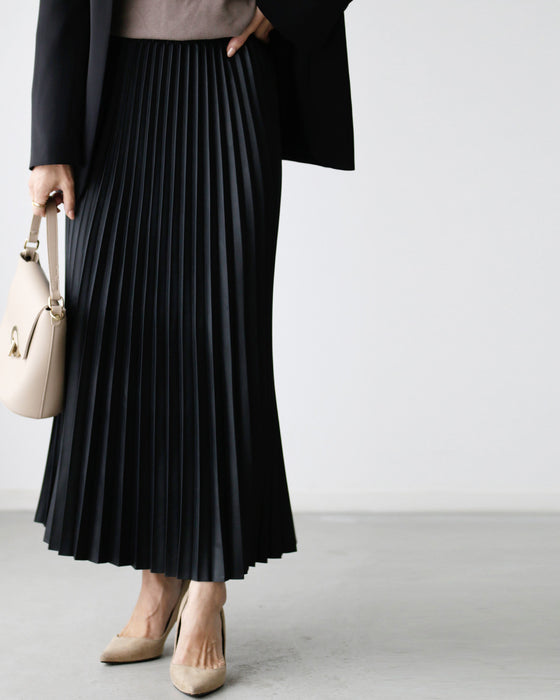 ハードに見えない!大人のレザープリーツスカート