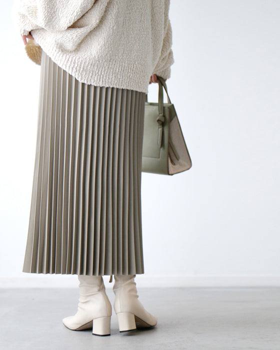 ハードに見えない!大人のレザープリーツスカート