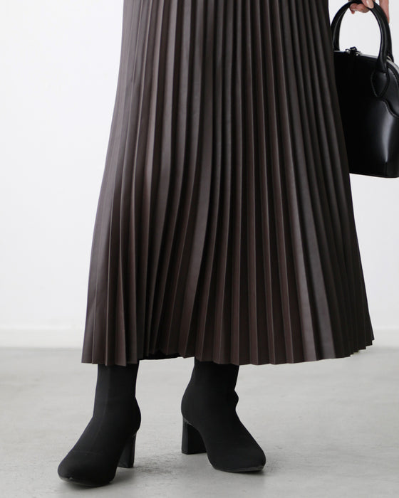 ハードに見えない!大人のレザープリーツスカート