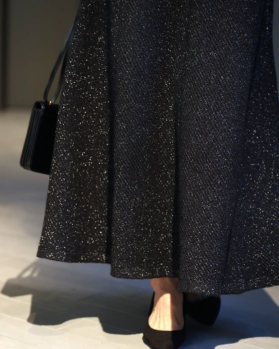 Add a touch of glamour to your days off and work! Lamé knit skirt