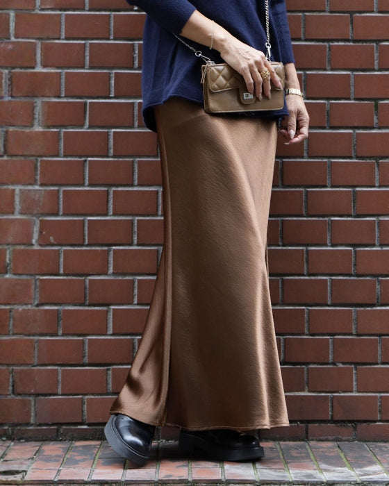 華やかアップ！ 上品な 艶スカート 着回し術