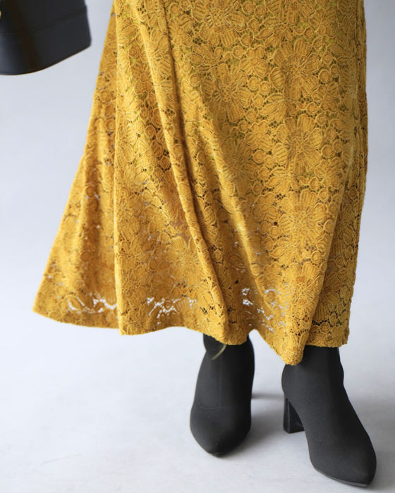 コーデを格上げするベロアレース