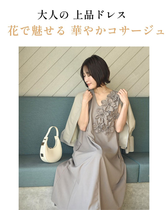 前に立つ日に きちんと上品見え 花コサージュドレス