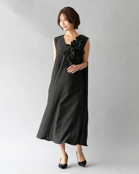 前に立つ日に きちんと上品見え 花コサージュドレス