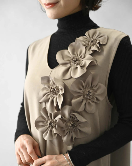 前に立つ日に きちんと上品見え 花コサージュドレス