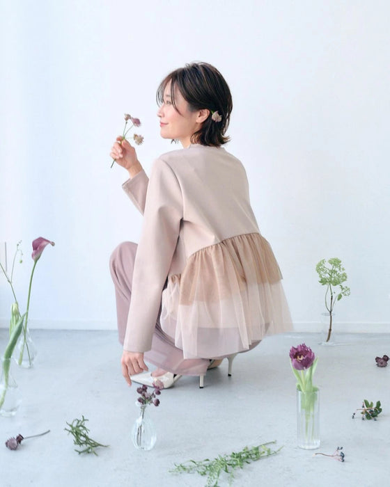 前はシンプル 後ろで 華やぐ 映えトップス