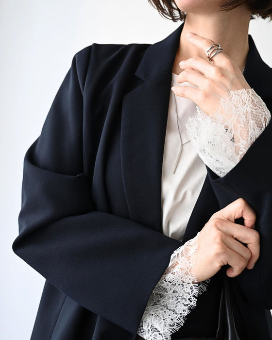 ジャケットの袖から美人大人のレースＴ