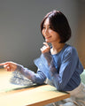 ジャケットの袖から美人大人のレースＴ