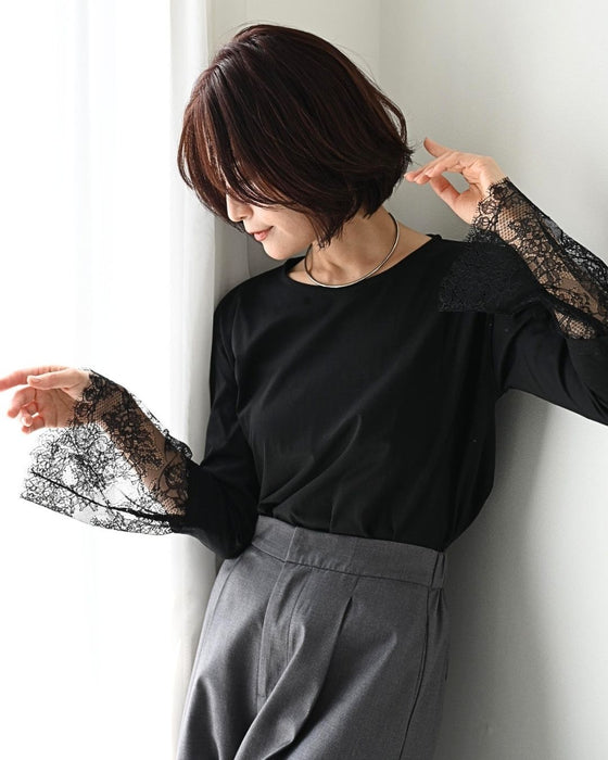 ジャケットの袖から美人大人のレースＴ
