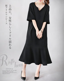  A dress with elegant and feminine frills that sway at the hem. "Black"