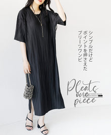  A simple but striking pleated dress. "Black"