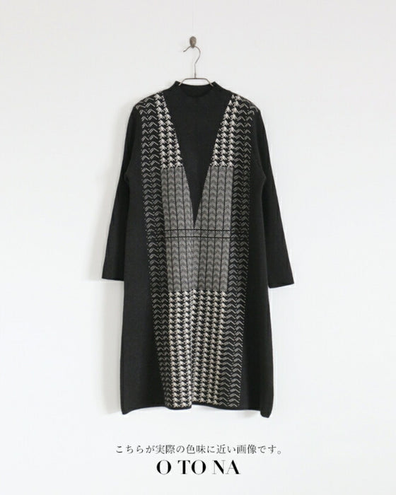 A knit with a modern pattern and a sparkling elegance.