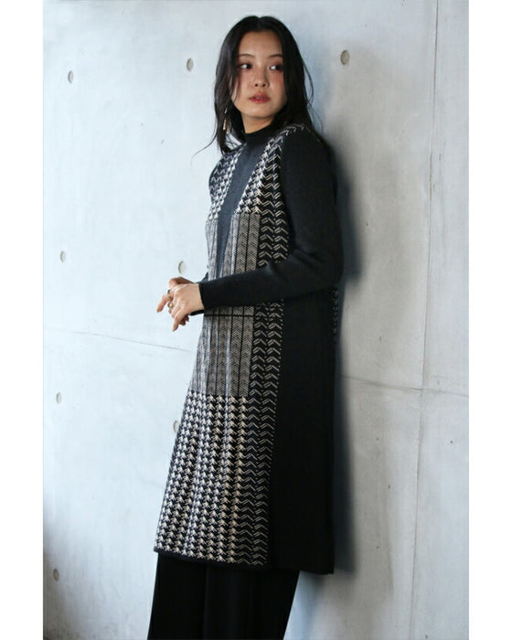 A knit with a modern pattern and a sparkling elegance.