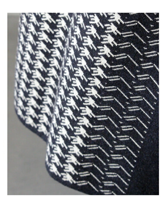 A knit with a modern pattern and a sparkling elegance.