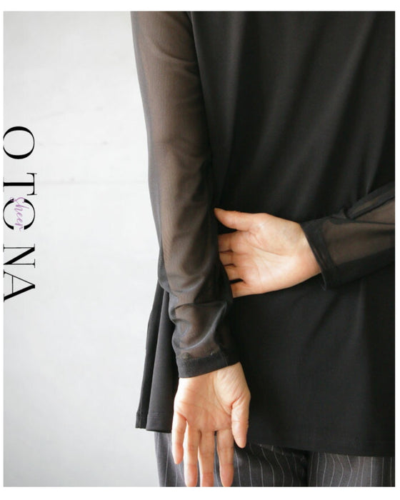 Be it the main piece or layered. Create an atmosphere with just one piece! Sheer top in black